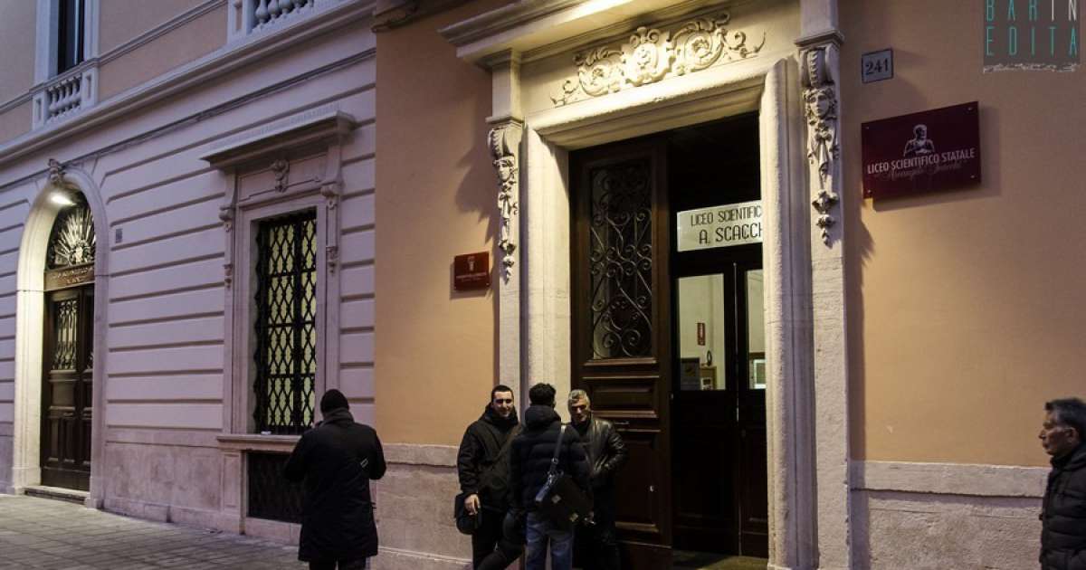 Covid in Puglia: stop alle lezioni in presenza per le ultime tre classi delle superiori